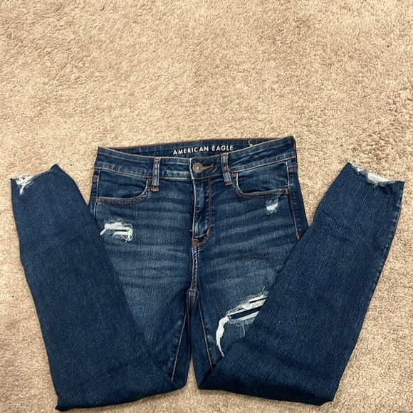 Woman’s distressed jeans - Picture 4 of 6